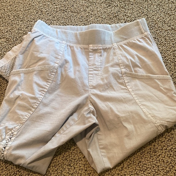 XCVI Capri Gray Pants Size XS in Like New Condition - Picture 3 of 7